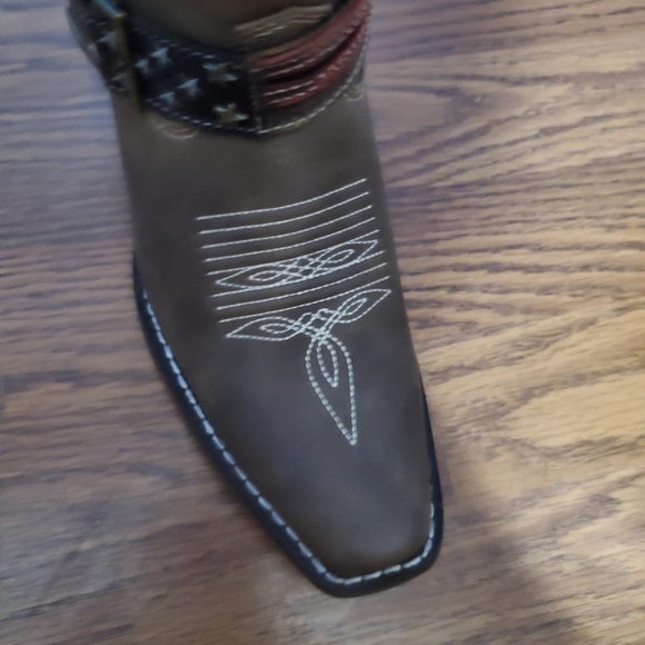 Boots - Picture 8 of 10